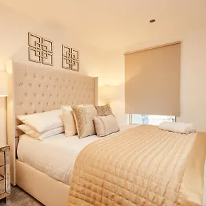  Apartment Deluxe Apt, Beautiful River View,free Parking No Balcony United Kingdom